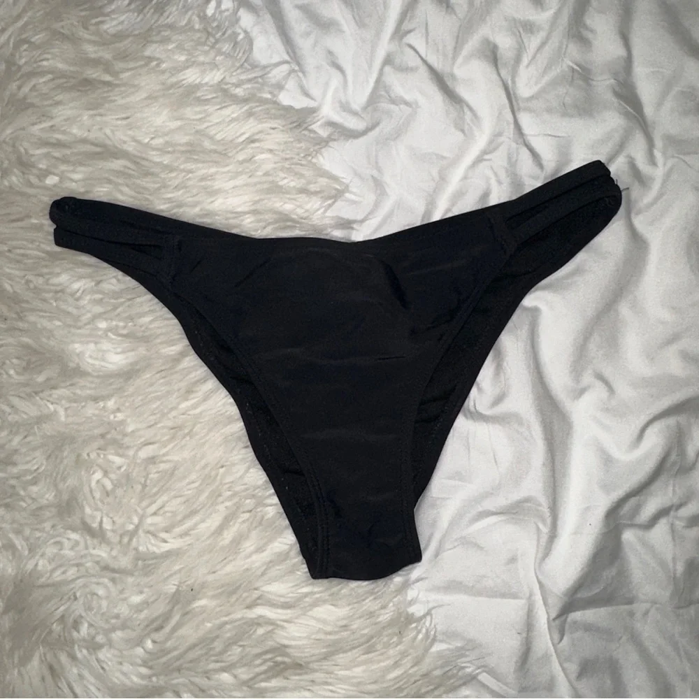 Xhilaration | Strappy Cutout Bikini Bottoms Ruched Back Black Low Mid Rise M